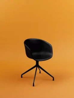 Hay About A Chair AAC21 Stoel, Sense Cognac, Zwart Onderstel -Hay Verkoopwinkel x886x886 hay aac21 siera black stoel sfeer1.jpg.pagespeed.ic .pndfGov8lz