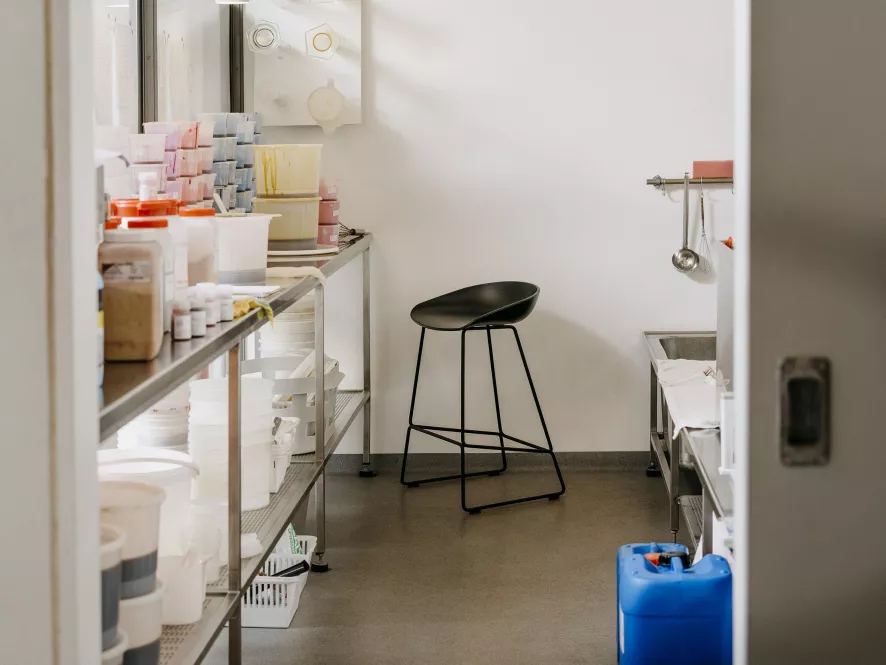 Hay AAS38 Barkruk 75cm Zwart Onderstel Azure Blue 7 Hay AAS38 Barkruk 75cm Zwart Onderstel Azure Blue - Afbeelding 7